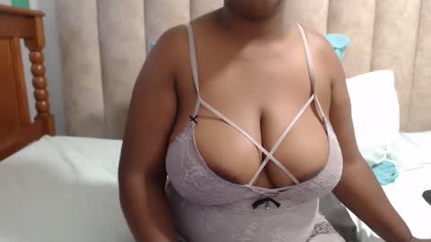 Snapshot of sexybustyxx chatting on January 15, 2:43 pm sexybustyxx online show from January 15, 2:43 pm