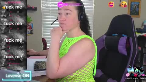 Snapshot of sexydistraction1 chatting on February 6, 5:09 pm SexyDistraction online show from February 6, 5:09 pm