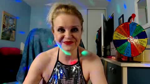 Snapshot of sexyjennyeu chatting on October 10, 7:46 pm Jenny online show from October 10, 7:46 pm