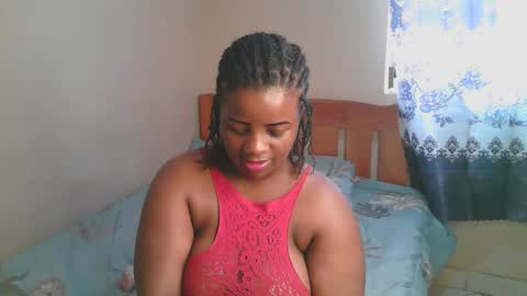 Snapshot of sexylucy33 chatting on February 14, 8:44 am sexylucy33 online show from February 14, 8:44 am