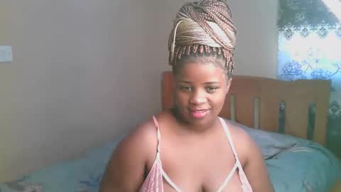 Snapshot of sexylucy33 chatting on February 19, 2:13 pm sexylucy33 online show from February 19, 2:13 pm