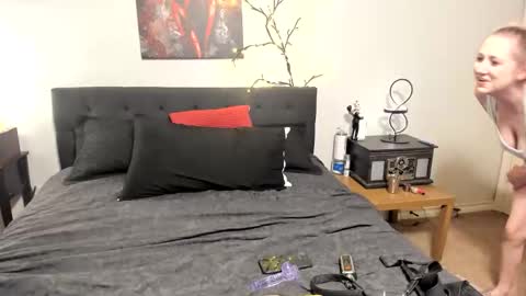 SexyScientists online show from April 2, 12:30 am