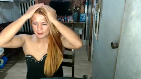 Snapshot of sexyseductionxx chatting on June 2, 1:35 pm carl online show from June 2, 1:35 pm