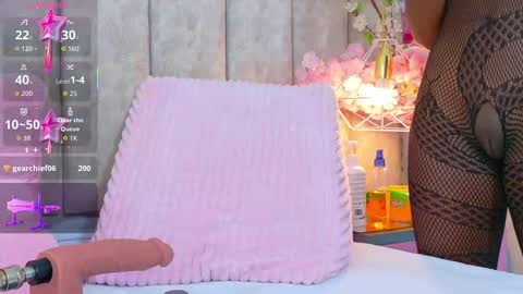 Snapshot of shanelwest7 chatting on November 19, 1:44 pm Shanel online show from November 19, 1:44 pm