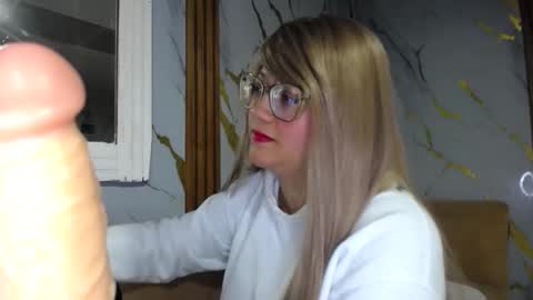 Snapshot of shantal520827 chatting on February 12, 3:34 am shantal online show from February 12, 3:34 am