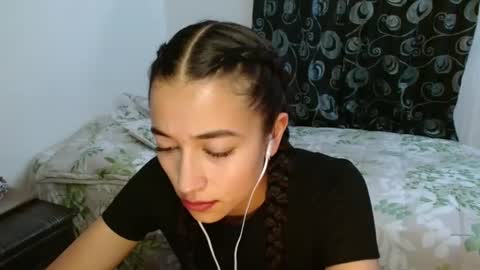 Snapshot of shantal_d03 chatting on February 5, 1:58 am shantal_d03 online show from February 5, 1:58 am