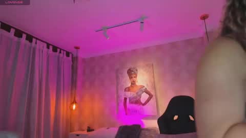 Snapshot of shantalll__ chatting on April 20, 11:13 am Shantal online show from April 20, 11:13 am