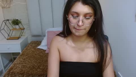 Snapshot of sharllote_ chatting on April 18, 8:42 pm Sharllote online show from April 18, 8:42 pm