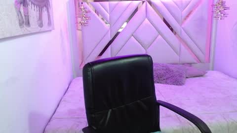 Snapshot of sharllote_ chatting on May 2, 7:52 pm Sharllote online show from May 2, 7:52 pm
