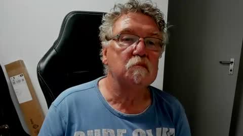 Snapshot of sharlots_pet chatting on July 15, 9:14 am sharlots_pet online show from July 15, 9:14 am