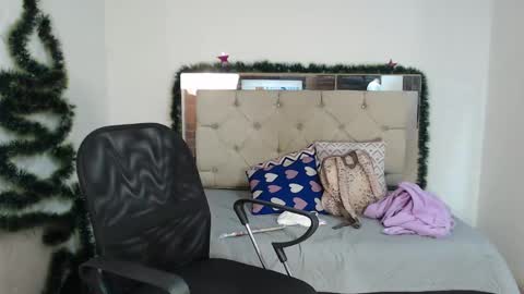 Snapshot of sharlotte__jones chatting on December 18, 9:18 pm Sara online show from December 18, 9:18 pm