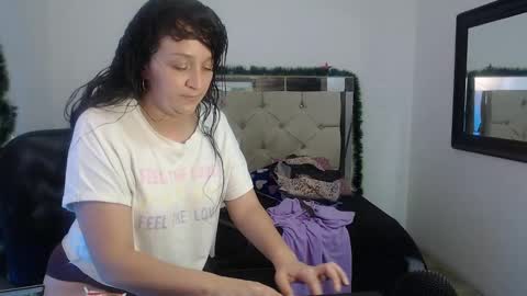 Snapshot of sharlotte__jones chatting on December 21, 10:51 pm Sara online show from December 21, 10:51 pm