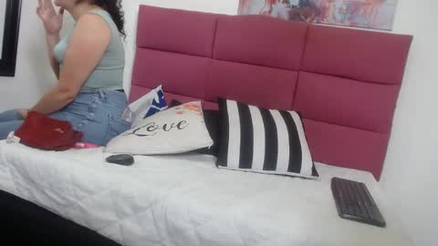 Snapshot of sharlotte__jones chatting on January 28, 2:53 pm Sara online show from January 28, 2:53 pm