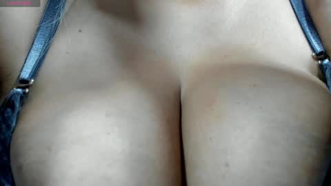 Snapshot of sharlotte_mom chatting on January 15, 10:35 pm sharlotte online show from January 15, 10:35 pm