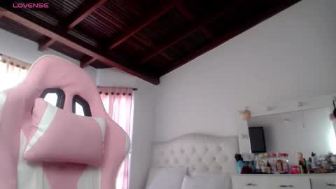 Snapshot of sharlotte_mom chatting on December 18, 8:48 pm sharlotte online show from December 18, 8:48 pm