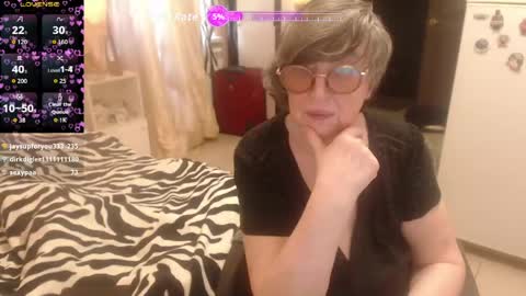 Snapshot of sharon_amore chatting on June 8, 1:33 pm Helena online show from June 8, 1:33 pm