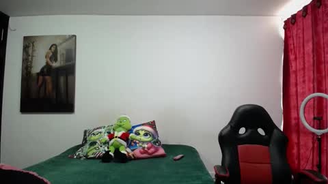 Snapshot of sharoon__cherry_ chatting on December 4, 3:10 pm sharon online show from December 4, 3:10 pm