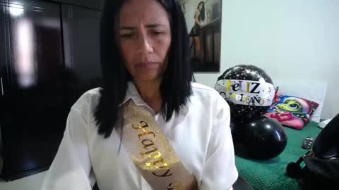 Snapshot of sharoon__cherry_ chatting on December 5, 5:31 pm sharon online show from December 5, 5:31 pm