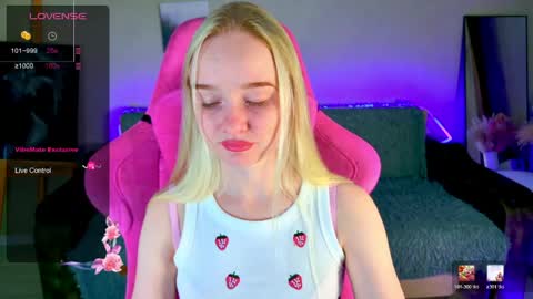 Snapshot of shawty_miia chatting on May 24, 5:18 pm shawty_miia online show from May 24, 5:18 pm