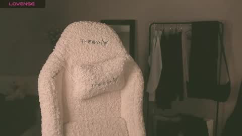 Snapshot of sheeny_shy chatting on April 27, 5:33 pm Chiara online show from April 27, 5:33 pm