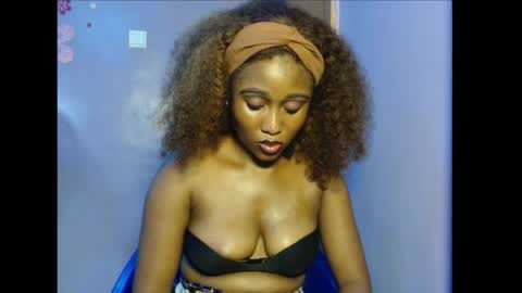 Snapshot of shena_xnomy chatting on June 25, 7:02 am Favour online show from June 25, 7:02 am