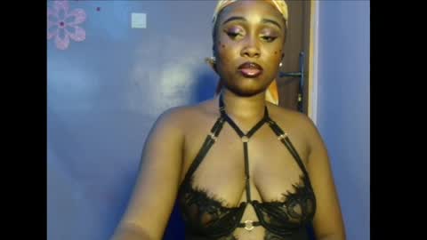 Snapshot of shena_xnomy chatting on July 6, 3:14 pm Favour online show from July 6, 3:14 pm