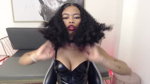 Shenna online show from December 9, 4:15 pm