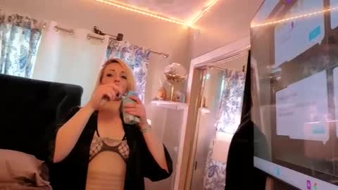 Snapshot of shineboxx chatting on March 4, 8:59 pm lia pnelli online show from March 4, 8:59 pm