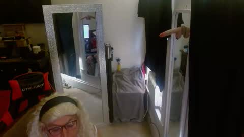 Snapshot of shirleyjo chatting on June 10, 7:57 pm sarah online show from June 10, 7:57 pm