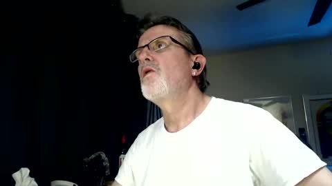 Snapshot of shrewtamer chatting on December 23, 3:15 am shrewtamer online show from December 23, 3:15 am