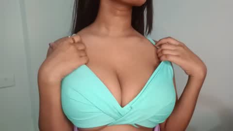 Snapshot of shreya_07 chatting on June 10, 1:32 pm shreya_07 online show from June 10, 1:32 pm