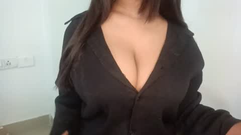 Snapshot of shreya_07 chatting on June 18, 2:01 am shreya_07 online show from June 18, 2:01 am