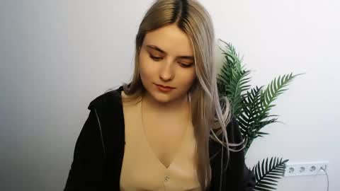 shy_sabrina_ online show from April 13, 9:15 am