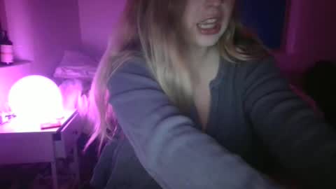 shyspacegirlie online show from October 22, 5:52 am