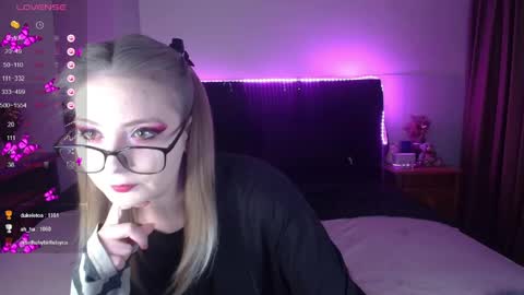 Snapshot of shysweetrish chatting on May 10, 1:44 am shysweetrish online show from May 10, 1:44 am