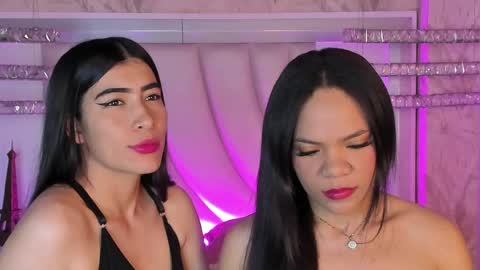 Snapshot of siara_lewis_ chatting on May 11, 10:51 pm Siara and Zoe tattoo online show from May 11, 10:51 pm