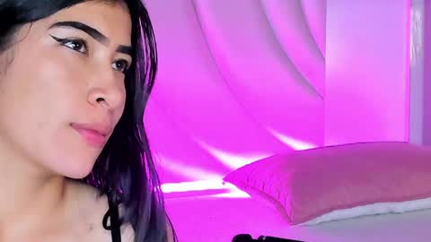 Snapshot of siara_lewis_ chatting on May 15, 10:50 pm Siara and Zoe tattoo online show from May 15, 10:50 pm
