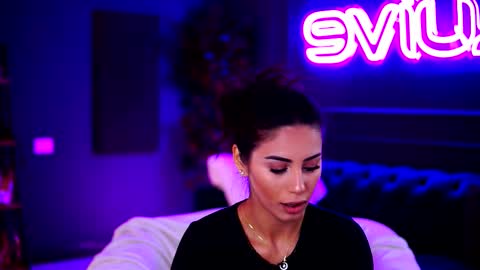 Snapshot of siennaruh chatting on November 19, 11:43 am Sienna online show from November 19, 11:43 am