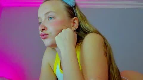 Snapshot of silky_huzelnut chatting on September 24, 8:50 am Mila online show from September 24, 8:50 am