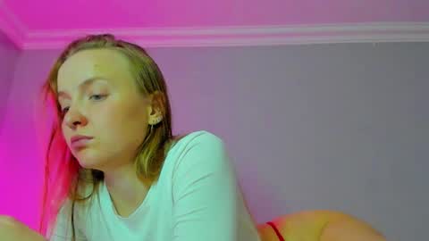 Snapshot of silky_huzelnut chatting on October 26, 7:09 pm Mila online show from October 26, 7:09 pm