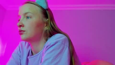 Snapshot of silky_huzelnut chatting on October 27, 7:23 am Mila online show from October 27, 7:23 am