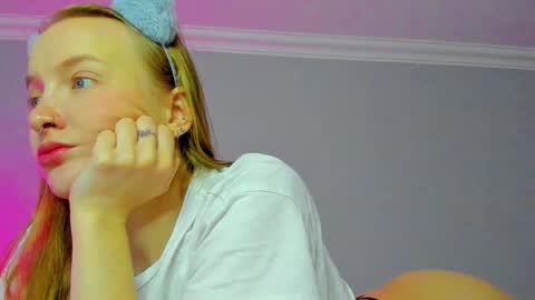 Snapshot of silky_huzelnut chatting on October 28, 7:34 am Mila online show from October 28, 7:34 am