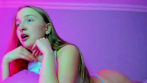 Snapshot of silky_huzelnut chatting on December 4, 7:39 am Mila online show from December 4, 7:39 am