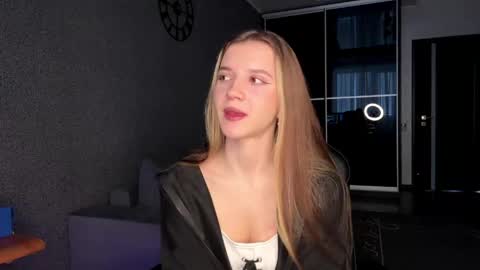 simikiss online show from May 13, 9:28 am