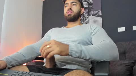 simon_leon01 online show from December 5, 11:38 am