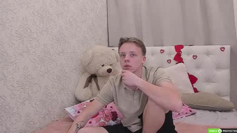 Snapshot of simonwarner chatting on February 12, 10:16 pm Simon online show from February 12, 10:16 pm