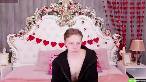 Snapshot of simonwarner chatting on February 19, 9:05 am Simon online show from February 19, 9:05 am