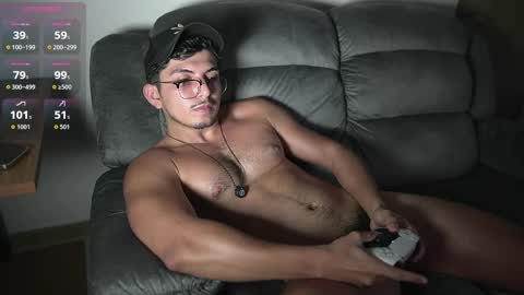 Snapshot of simoon_01 chatting on December 5, 8:23 am SIMOON online show from December 5, 8:23 am