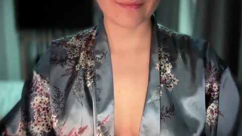 Snapshot of sindrastone chatting on October 3, 4:15 pm Sindra online show from October 3, 4:15 pm