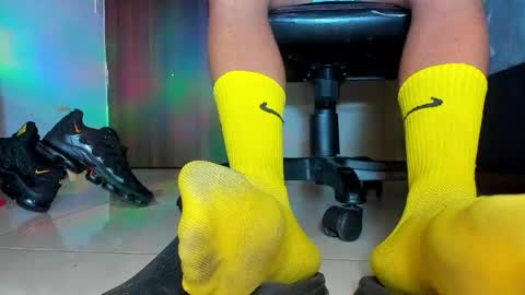 Snapshot of sir_kev66 chatting on April 22, 12:57 am only foot worshipers here online show from April 22, 12:57 am
